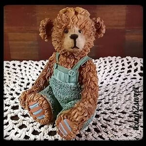 VINTAGE "1990" RESIN TEXTURED TEDDY BEAR W/ GREEN OVERALLS (MR.GREEN JEANS)